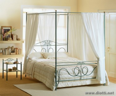 Fior di Pesco traditional canopy bed wrought iron